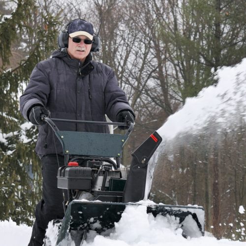 Alert Senior utför snöskottning